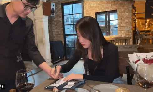 Trong một đoạn clip với tiêu đề "Làm một Sugar Sister (người em giàu có và hào phóng) tiêu tiền cho chị", Khánh Vy lại tiếp tục khiến dân tình phải ngưỡng mộ trước sự giàu có của mình.