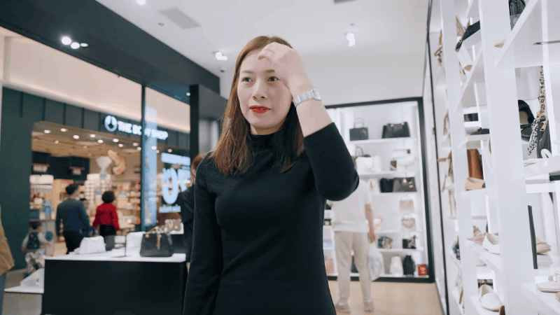 Chị hai Hà Phương (SN 1987) của Khánh Vy lại khiến netizen phải trầm trồ về nhan sắc và kiến thức sâu rộng, có thể nói tiếng Trung lưu loát.