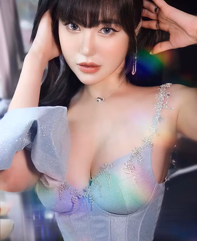 Nổi tiếng nhờ nhan sắc xinh đẹp cùng số đo 3 vòng bốc lửa, không lần ít lần hot mom sinh năm 1987 này khiến cư dân mạng phải thổn thức bởi những hình ảnh khoe dáng nóng bỏng.