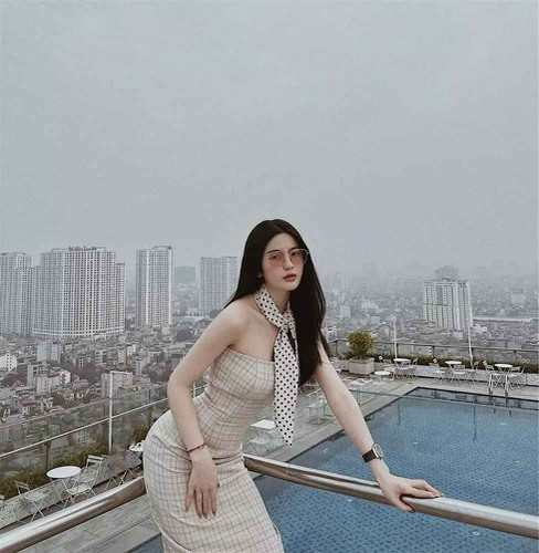 Thanh Huyền sở hữu gương mặt xinh đẹp, body quyến rũ, làn da trắng trẻo.