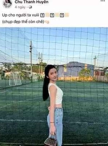 Xuất hiện tại sân bay, Quang Hải gây chú ý khi diện cây đồ đen, đeo kính đen, trông rất ngầu.