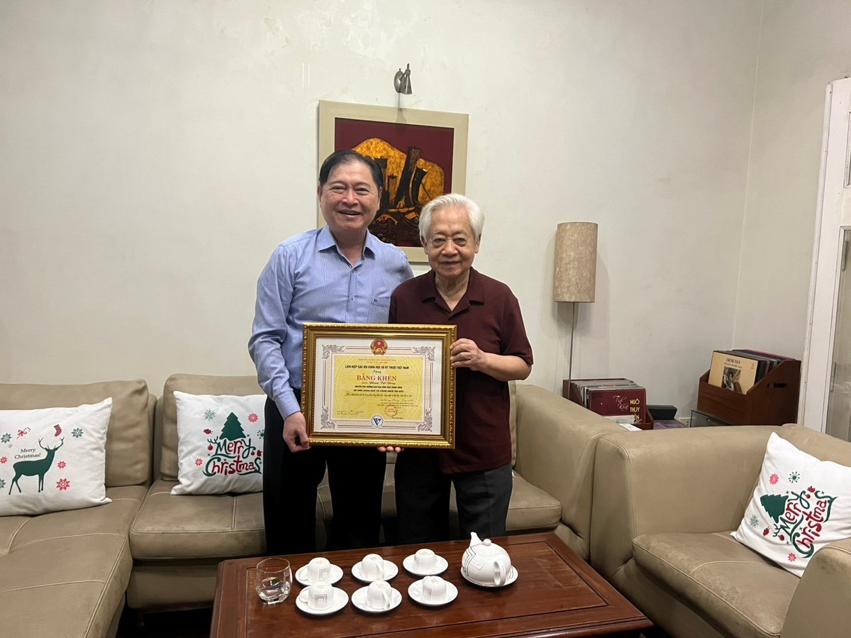 Chu tich VUSTA trao Bieu trung TT KH&CN toi tri thuc cao tuoi-Hinh-3