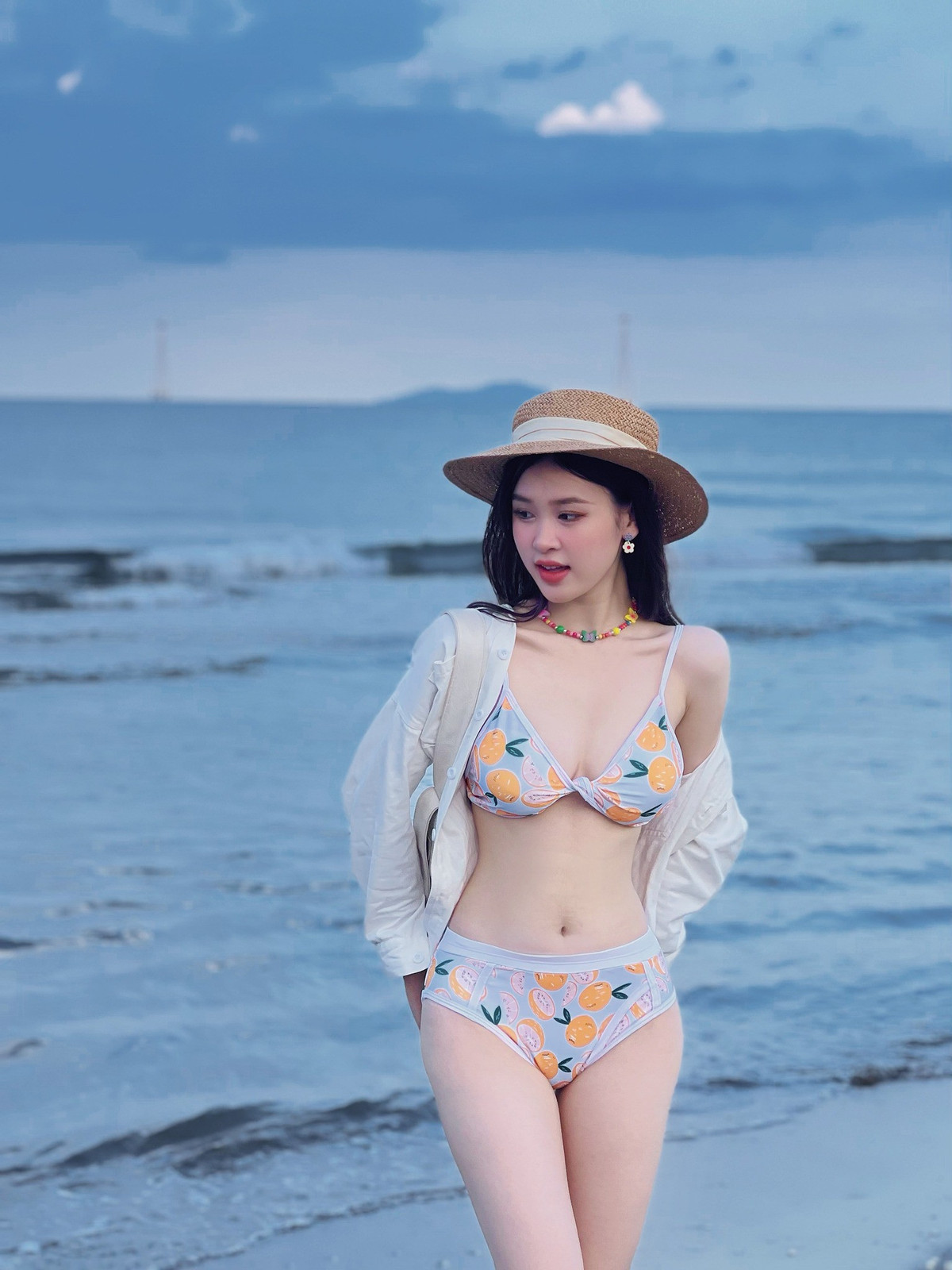 Sau khi tốt nghiệp Đại học, cô tập trung phát triển với vai trò MC ở Đài Phát thanh và Truyền hình Nghệ An.