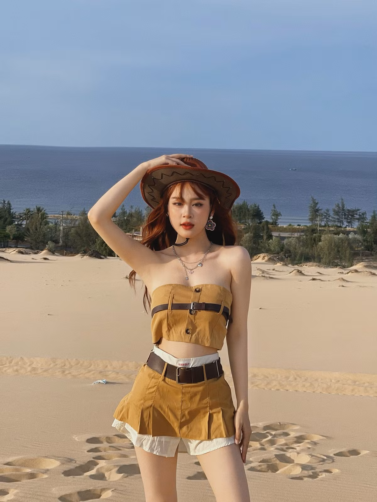 Trước đó, người đẹp này từng đoạt giải Hoa khôi sinh viên Nghệ An năm 2018, góp mặt trong các cuộc thi nhan sắc như: Á khôi sinh viên Việt Nam 2018, Top 35 Hoa Hậu Việt Nam 2020,... Hiện tại, cô chưa có ý định thi tiếp cuộc thi nào vì muốn tập trung cho công việc.