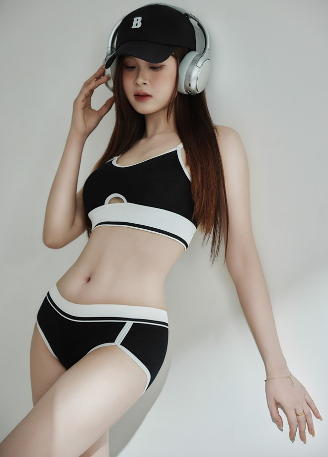 Được biết, đây là bộ ảnh mới mà nữ MC vừa thực hiến, theo phong cách "cô gái bóng rổ" - hướng tới sự năng động, khỏe khoắn và cá tính.