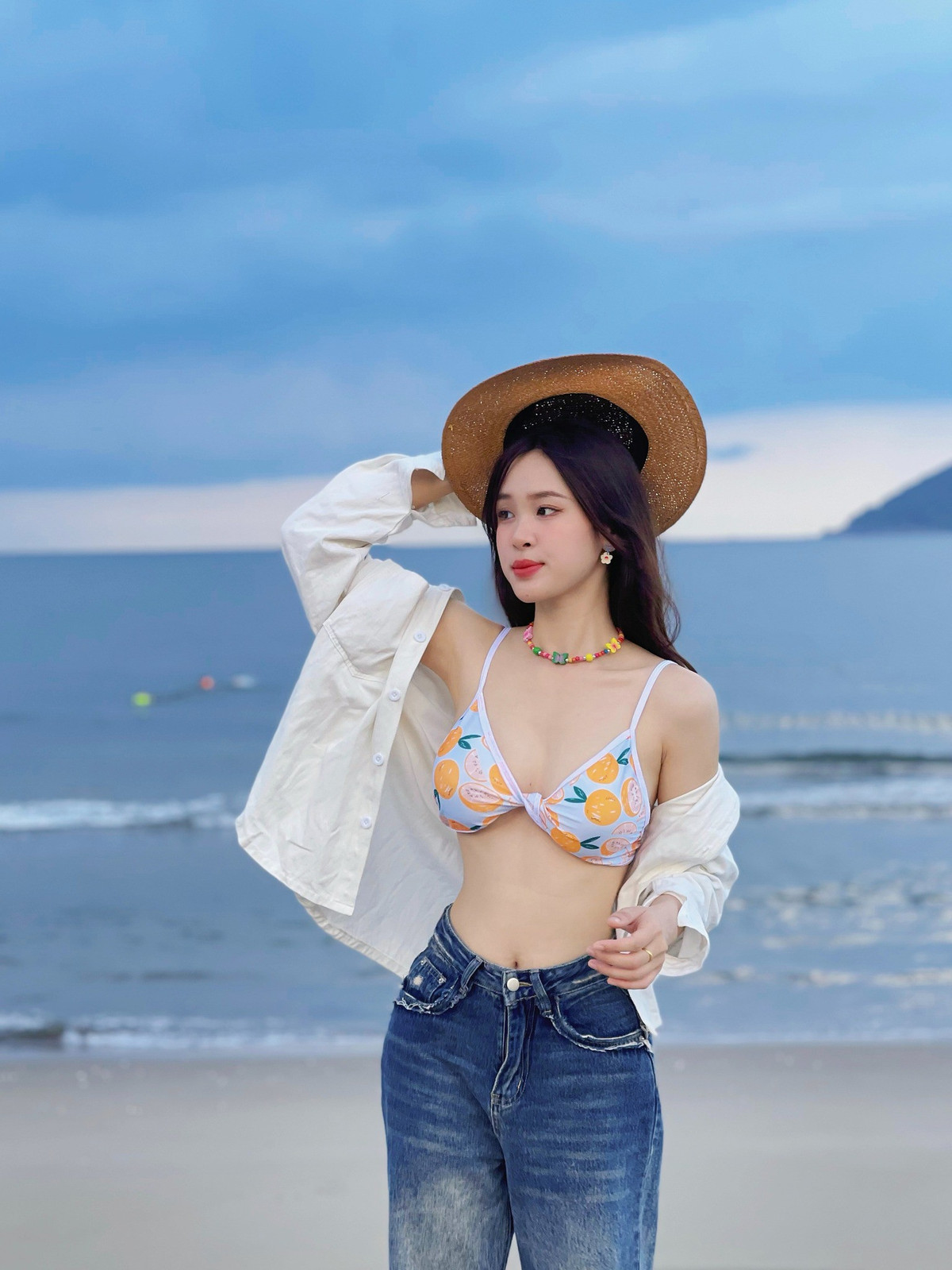 Thảo Vi từng nổi tiếng trên truyền thông lẫn mạng xã hội sau khi loạt ảnh cô diện áo dài cổ yếm chụp tại Đài Phát thanh và Truyền hình Nghệ An được đăng tải trên một fanpage lớn, thu hút lượng tương tác cao.