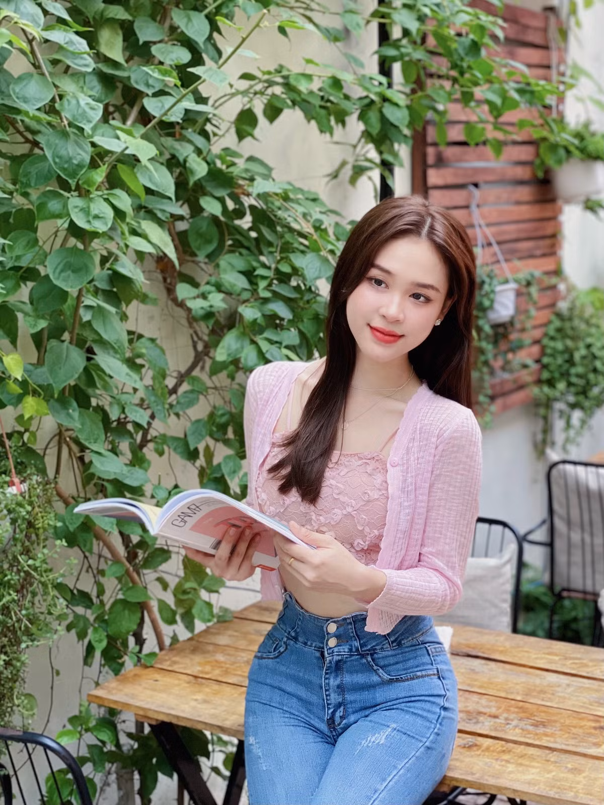 Thời gian gần đây, ngoài vai trò MC ở Đài Phát thanh và Truyền hình Nghệ An, Thảo Vy còn đắt show dẫn sự kiện, mẫu thời trang, các sản phẩm làm đẹp,...