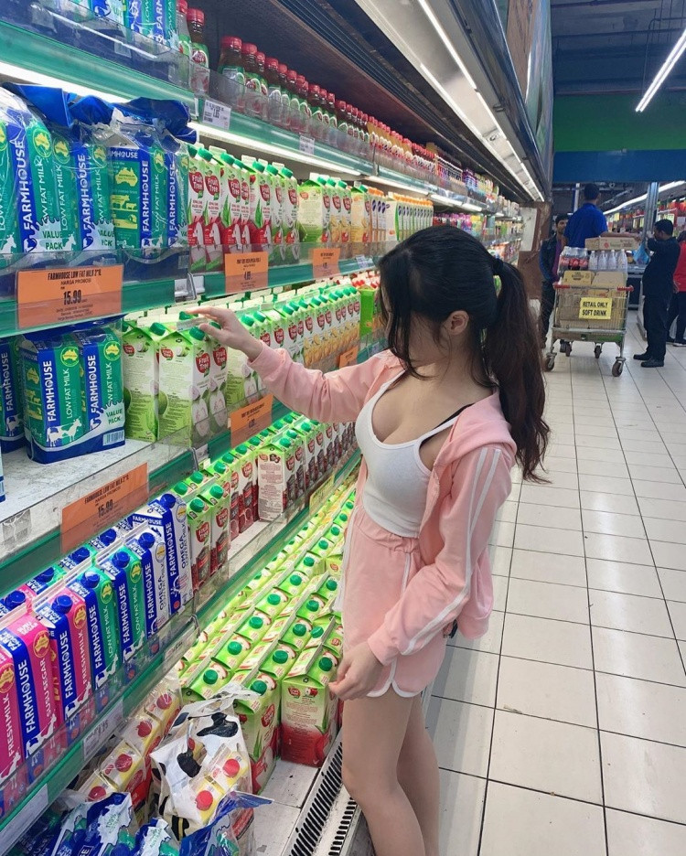 Chỉ bằng một bức ảnh chụp lén, rất nhiều cô nàng đã một bước trở nên nổi tiếng trên MXH. Điển hình như mới đây, cô gái đi siêu thị đã vô tình được nhiều người chú ý tới.