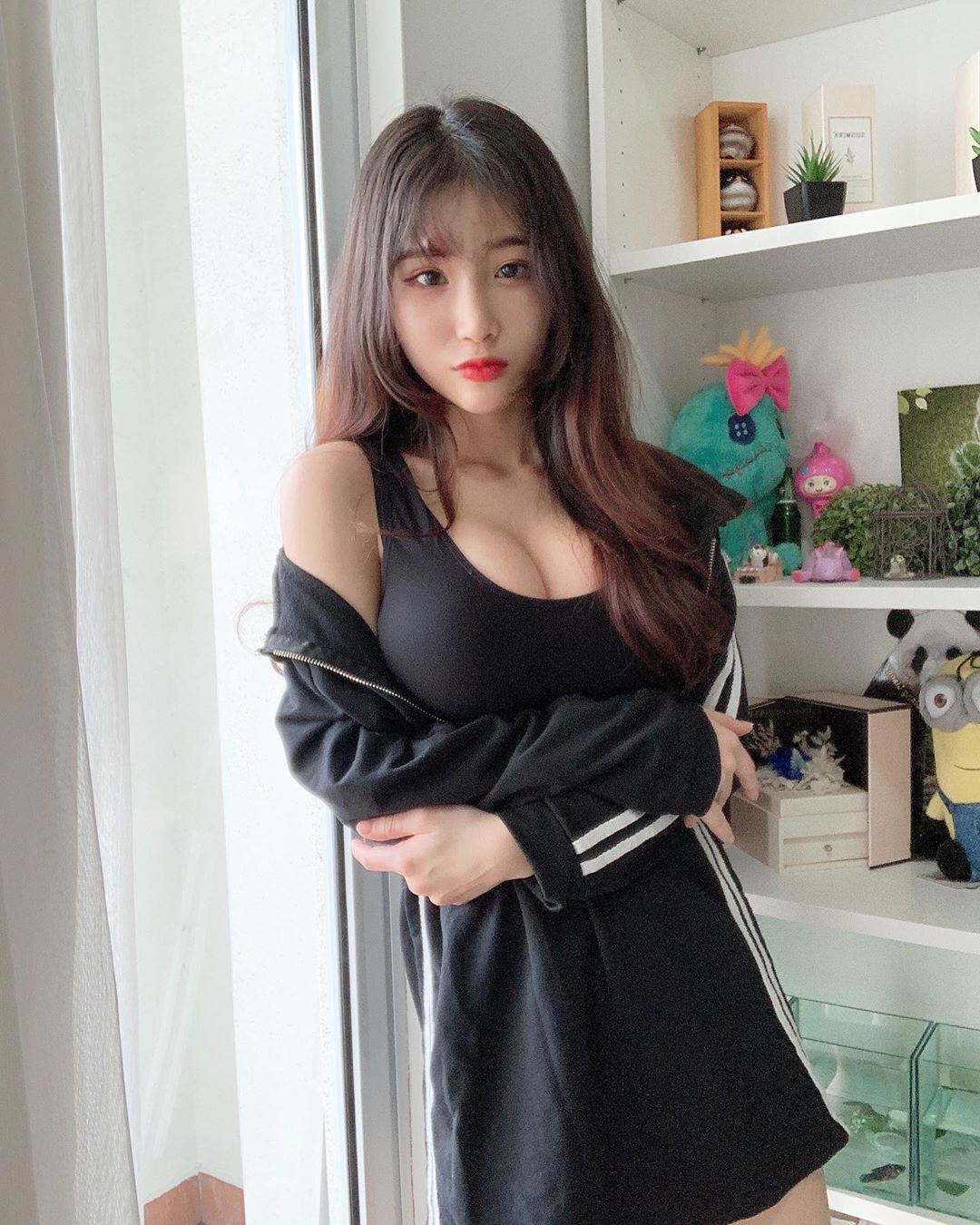 Bức ảnh chụp khoảnh khắc Jocelyn đi siêu thị có thể nhìn không rõ mặt, nhưng thực tế thì nàng hot girl chẳng những xinh đẹp mà còn sở hữu một vóc dáng vô cùng quyến rũ.