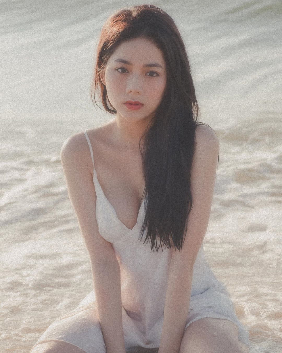 Trên trang cá nhân mạng xã hội, Thúy Hằng không ngần ngại đăng tải những hình ảnh khoe khéo sắc vóc "không phải dạng vừa" khiến nhiều người ngưỡng mộ, ước ao.