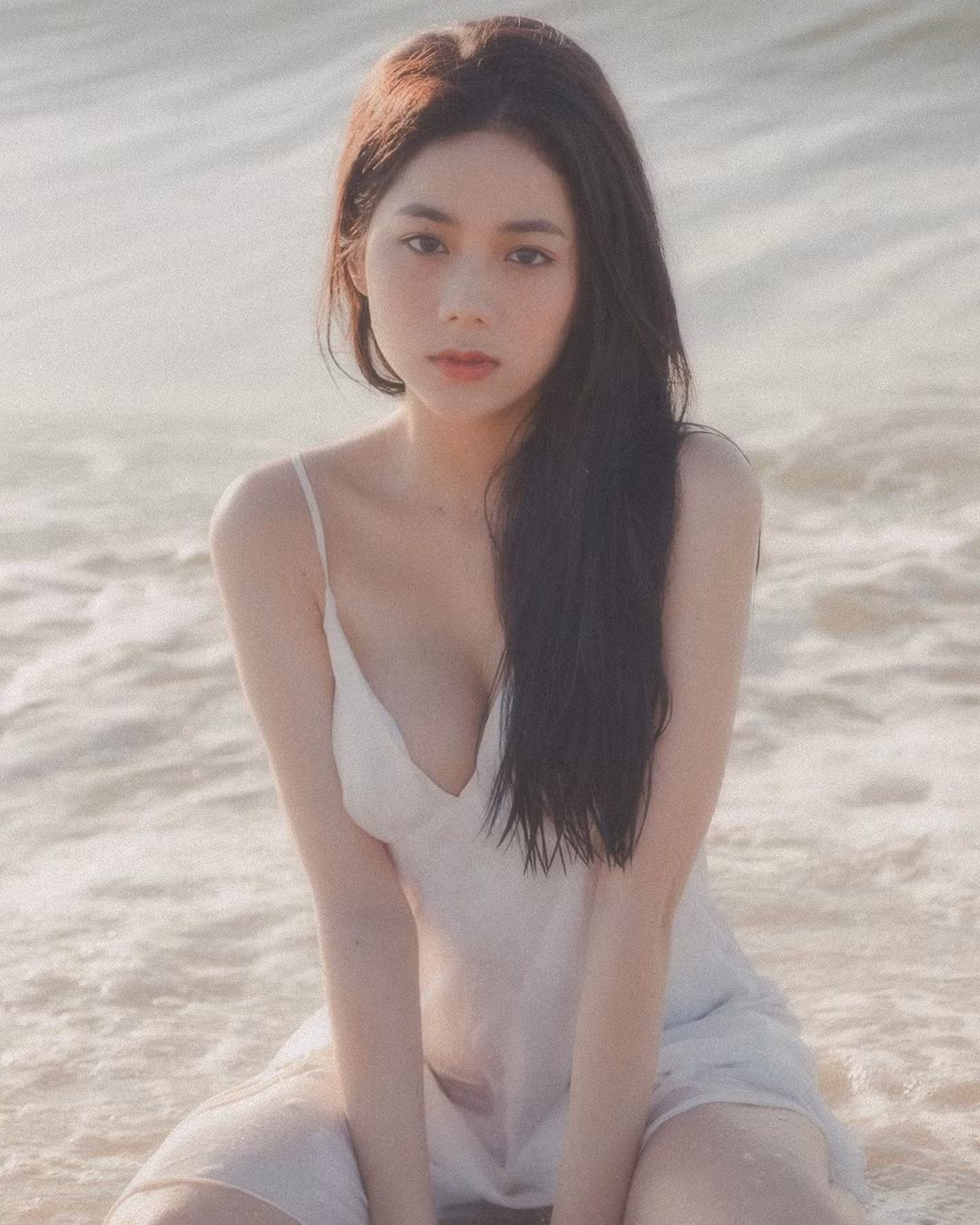 Trên trang cá nhân mạng xã hội, Thúy Hằng không ngần ngại đăng tải những hình ảnh khoe khéo sắc vóc "không phải dạng vừa" khiến nhiều người ngưỡng mộ, ước ao.