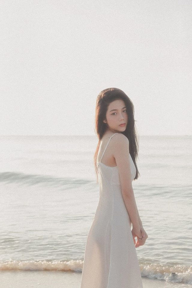 Quan điểm sống của nữ sinh 10X này: “Là phụ nữ, hãy sống như cây như hoa, dù không ai nhìn ngắm chiêm ngưỡng, vẫn luôn tươi xanh, vẫn luôn nở rộ”.