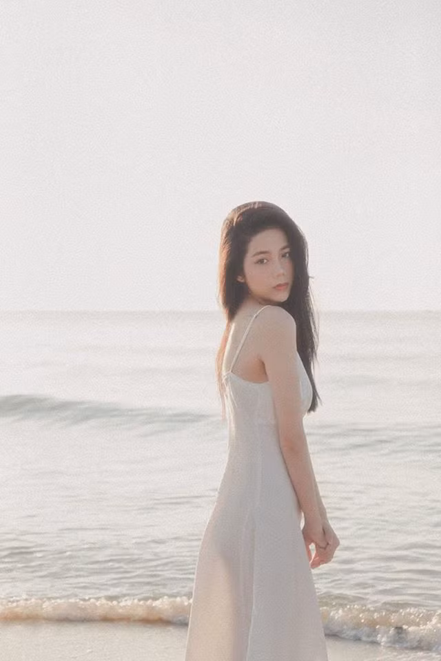 Quan điểm sống của nữ sinh 10X này: “Là phụ nữ, hãy sống như cây như hoa, dù không ai nhìn ngắm chiêm ngưỡng, vẫn luôn tươi xanh, vẫn luôn nở rộ”.