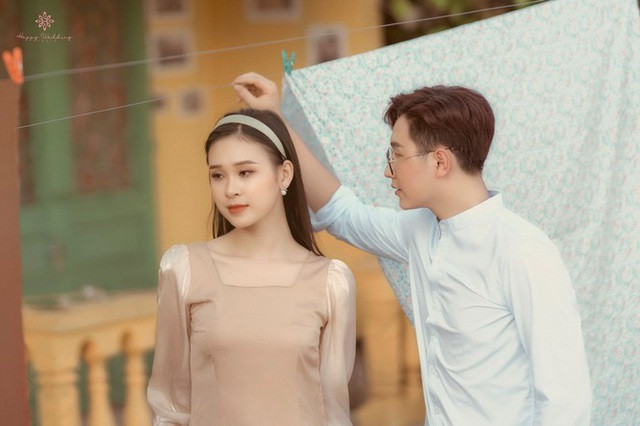 Sau khi chụp xong vài concept đã thống nhất, anh photo mới bảo mình là nhìn mặt hiền hiền, lại còn hay mơ màng nữa, để anh tặng 2 đứa một bộ ảnh xinh xinh". Thảo Vi chia sẻ thêm.