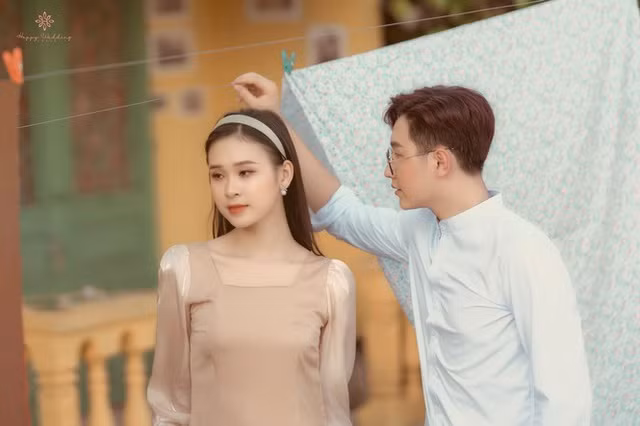 Sau khi chụp xong vài concept đã thống nhất, anh photo mới bảo mình là nhìn mặt hiền hiền, lại còn hay mơ màng nữa, để anh tặng 2 đứa một bộ ảnh xinh xinh". Thảo Vi chia sẻ thêm.