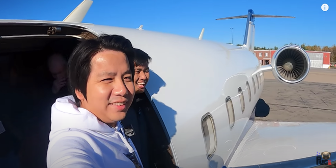 Theo đó, hồi 28/10, Khoa Pug từng đăng tải video review toàn bộ hành trình đi mua máy bay riêng cùng Vương Phạm. Bom Tấn Chốt Đơn 115 Tỷ Mua Máy Bay Về Việt Nam! là tiêu đề của video này.