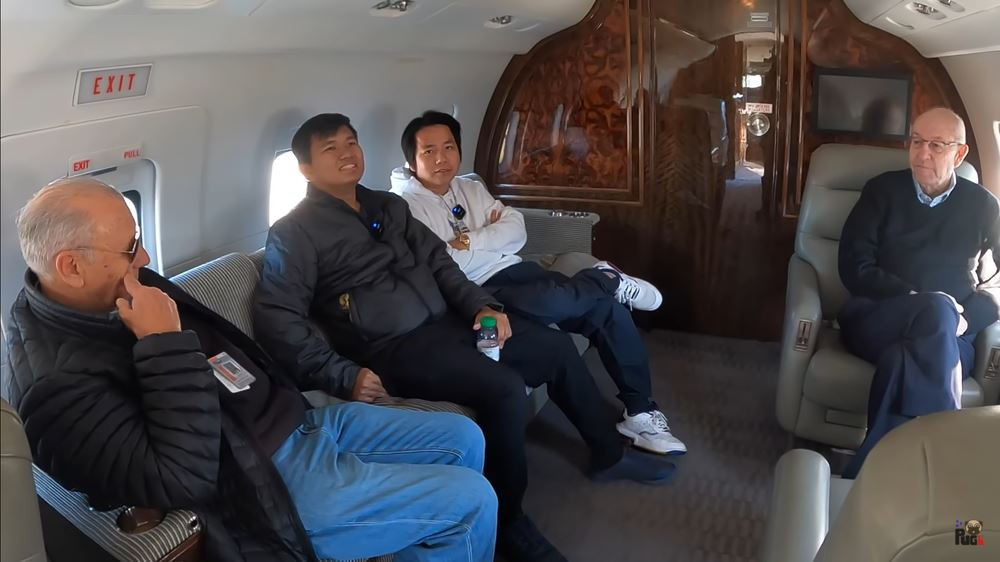 Video mua máy bay của Khoa Pug và Vương Phạm đã nhanh chóng thu hút hơn 4,4 triệu lượt view. Ai nấy đều trầm trồ trước độ giàu có và chịu chi của cả hai. Tuy nhiên theo P.D - nhân vật lên tiếng tố Khoa Pug và Vương Phạm thì phi vụ này thực chỉ là một "cú lừa".