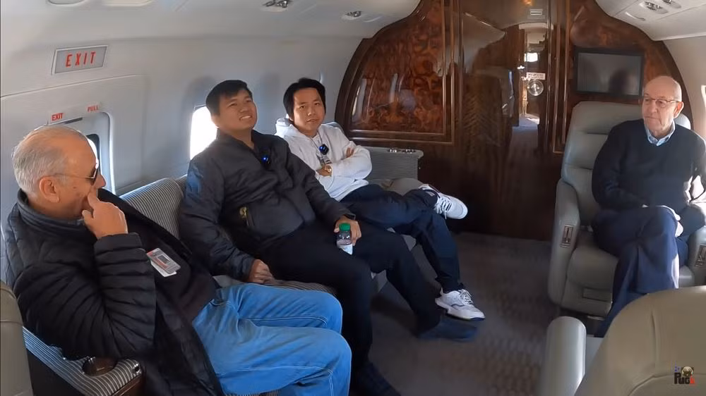 Video mua máy bay của Khoa Pug và Vương Phạm đã nhanh chóng thu hút hơn 4,4 triệu lượt view. Ai nấy đều trầm trồ trước độ giàu có và chịu chi của cả hai. Tuy nhiên theo P.D - nhân vật lên tiếng tố Khoa Pug và Vương Phạm thì phi vụ này thực chỉ là một "cú lừa".