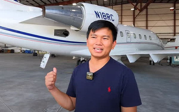 Tại phần mô tả video, Khoa Pug viết: "Bữa trước 2 anh em đi máy bay tư nhân giá 11.000 đô/ ngày bay thử xem sao, ai ngờ máy bay nhỏ quá không thoải mái nên hôm nay quyết định mua máy bay to gấp đôi, giá tiền cũng gấp đôi - 5 triệu đô ~ 115 tỷ VNĐ. Đây là chiếc có thể bay về Việt Nam được luôn, nên sang năm mình về Việt Nam khỏi tốn tiền mua vé máy bay haha".