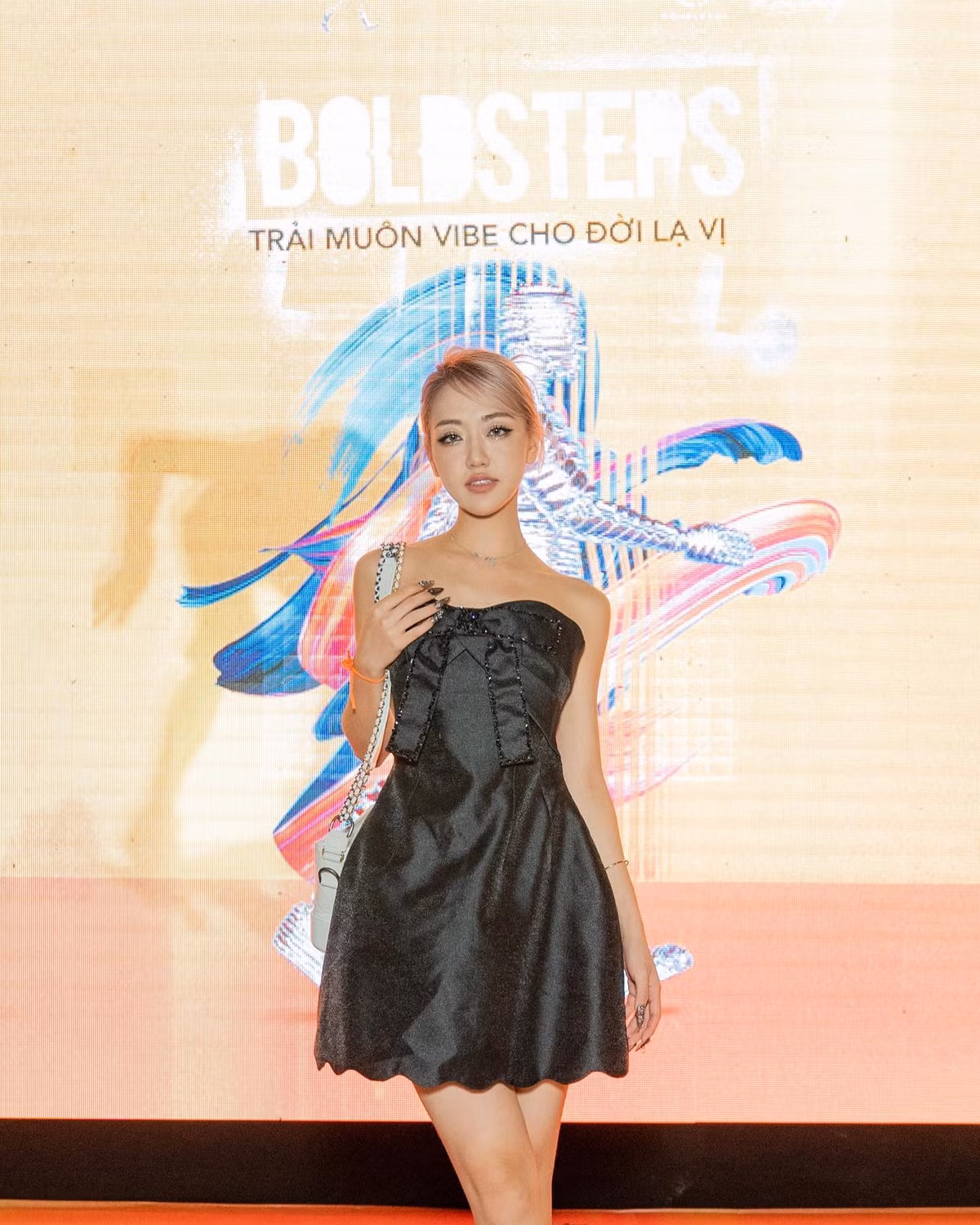 Ngoài việc về nước thăm gia đình, bạn bè sau nhiều năm xa cách, Phoanh Charmmie còn tranh thủ thực hiện những công việc cá nhân. Hình ảnh hot girl 9X xuất hiện tại một sự kiện ra mắt sản phẩm.