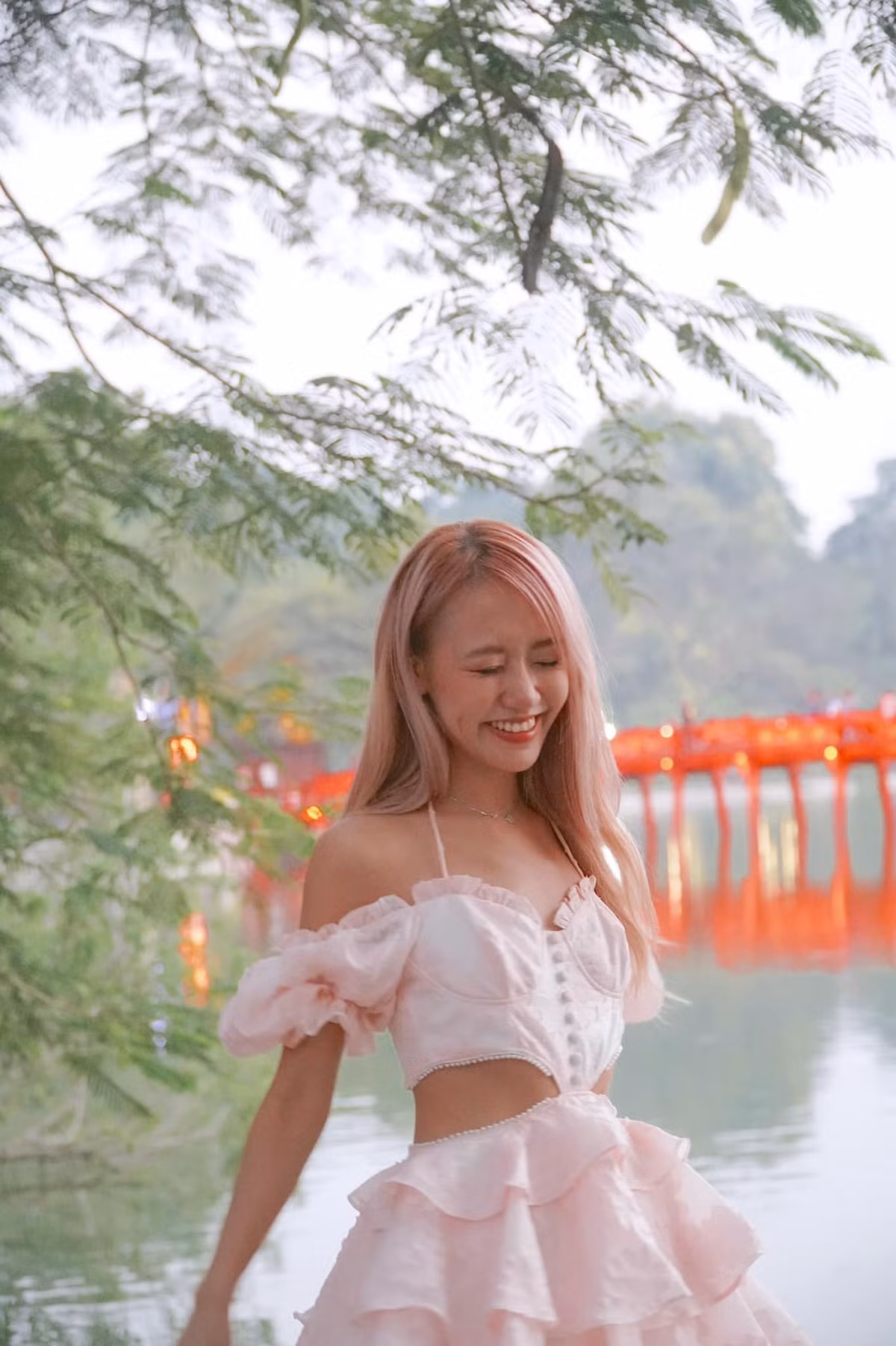 Kể từ khi chuyển đến New York sinh sống và học tập, Phoanh Charmmie có cơ hội làm việc với nhiều nhãn hàng và ban tổ chức show diễn… Cũng trong năm 2021, khi đã tích luỹ được kha khá kinh nghiệm, cô chuyển về thủ đô Washington và trở thành chuyên viên tư vấn chiến lược marketing và mạng xã hội tại Bảo tàng văn hóa người gốc Á ở Mỹ.