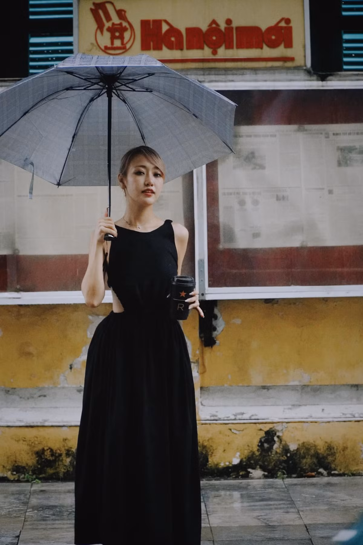 Ngay khi đặt chân về nước, Phoanh Charmmie đã cho ra đời loạt ảnh check-in tại những địa điểm "xinh đẹp" tại Hà Nội.