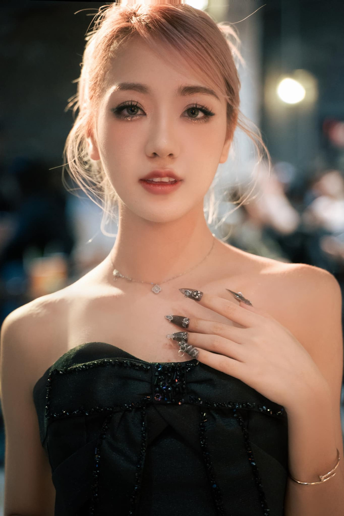 Thời điểm đó, Phoanh Charmmie thu hút sự chú ý của dân tình nhờ nụ cười toả nắng, làn da trắng cùng đôi mắt to tròn, được nhiều người nhận xét có vẻ đẹp gần giống với hot girl Mie.