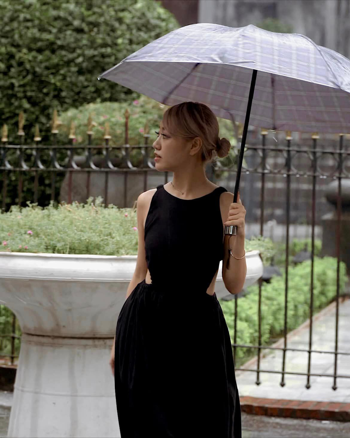 Đang trên đà nổi tiếng, hot girl Việt Nam sinh năm 1997 quyết định rời quê hương để đến Mỹ du học, bắt đầu cuộc sống tự lập nơi đất khách.