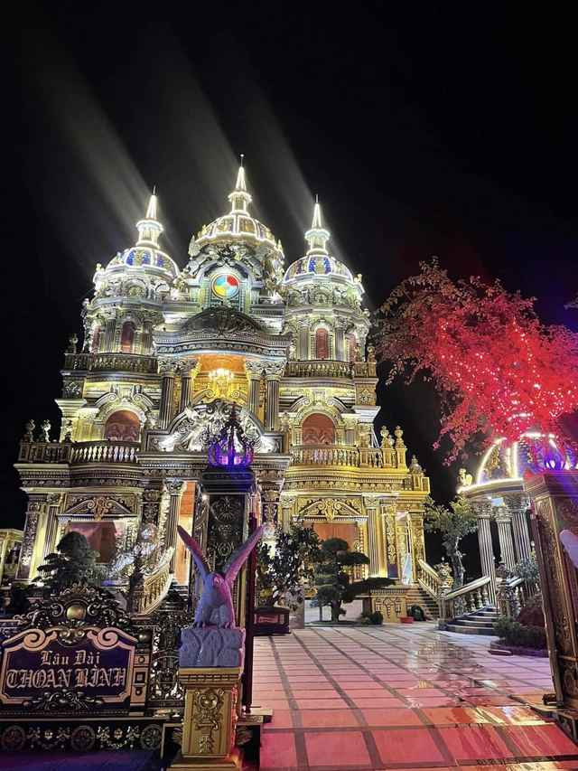 Trước đó, lâu đài của gia đình anh Thoan đã nổi tiếng khắp mạng xã hội và được báo chí đưa tin rầm rộ. "Lâu đài Thoan Bình" rộng 400m2, được xây trên tổng diện tích 7200m2. Lâu đài gồm 3 tầng chính, 3 tầng tum, tum cao nhất là 18m, tổng chiều cao là gần 40m, xây theo kiến trúc Pháp.