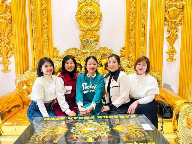 Nguyên nhân là bởi ở vùng quê của anh, người dân thấy nhà đẹp, thích đến xem nên anh mở cửa cho mọi người vào thăm quan, chụp ảnh.