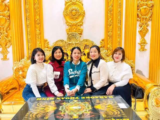 Nguyên nhân là bởi ở vùng quê của anh, người dân thấy nhà đẹp, thích đến xem nên anh mở cửa cho mọi người vào thăm quan, chụp ảnh.