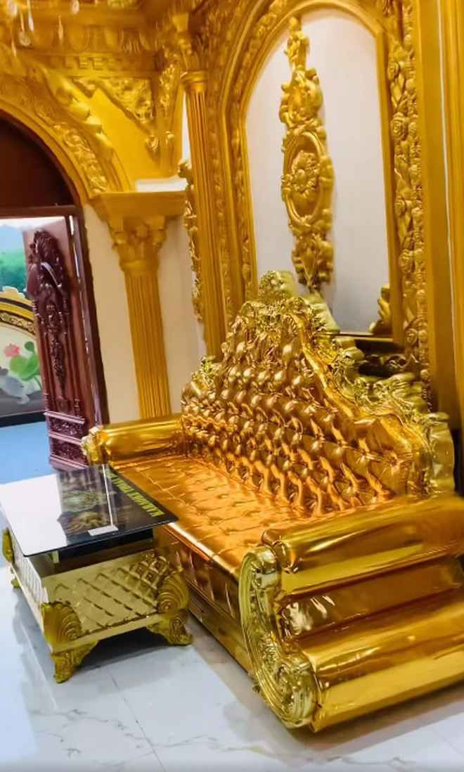 “Đại gia đồng nát” không thu bất kỳ khoản phí nào mà để mọi người được vào thăm quan tự do, thoải mái chụp ảnh. Anh cũng không ngại ngồi tiếp chuyện khách thăm quan hay chụp ảnh kỷ niệm với mọi người.