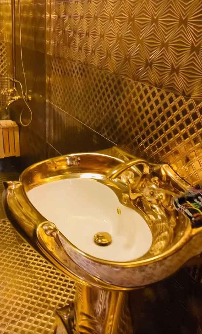 Anh Thoan cho biết, việc mở cửa đón khách thăm quan không làm ảnh hưởng đến cuộc sống của gia đình. Bởi hiện tại, tòa lâu đài vẫn đang trong thời gian hoàn thiện nốt phần mộc, trần, nội thất,... Dự kiến đến cuối năm 2024, gia đình anh Thoan mới chuyển vào lâu đài ở hẳn.