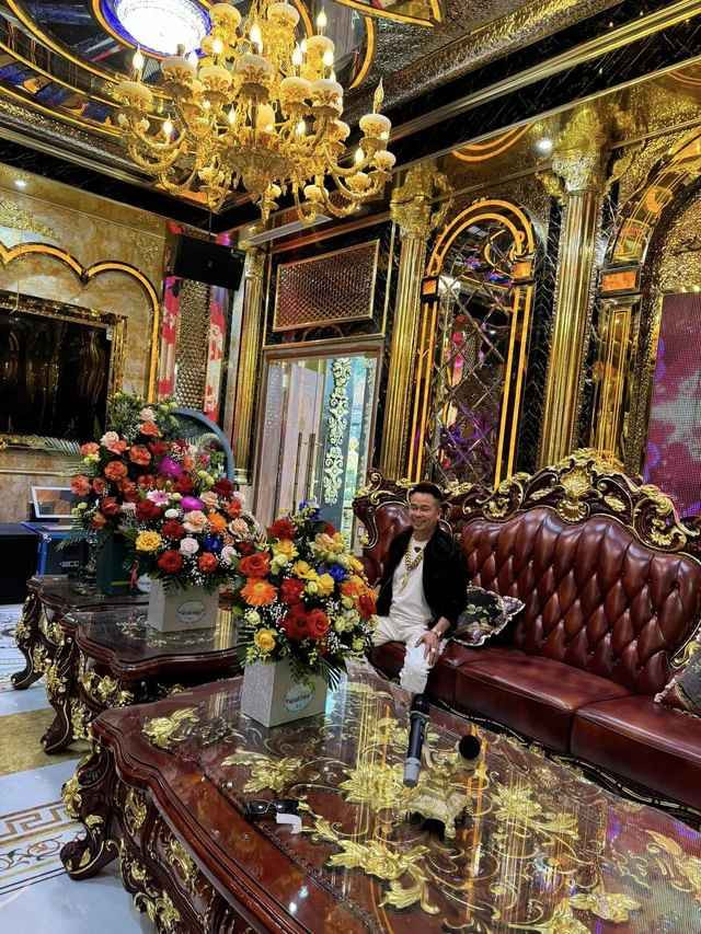 Anh Thoan hiện chưa tổng kết được tổng chi phí xây dựng, hoàn thiện tòa lâu đài. Trước đó, anh từng cho biết tổng chi phí "đổ" vào lâu đài hết khoảng 70 tỷ đồng. Tuy nhiên mới đây, vị đại gia tiết lộ hiện tại, con số ước chừng đã lên đến khoảng trên dưới 100 tỷ đồng.