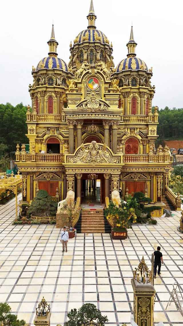 Thời gian gần đây, rất nhiều người đã chia sẻ hình ảnh được chụp tại tòa lâu đài đồ sộ mang tên "Lâu đài Thoan Bình" của đại gia Nguyễn Vĩnh Thoan (xã Yên Mỹ, huyện Yên Thành, tỉnh Nghệ An).