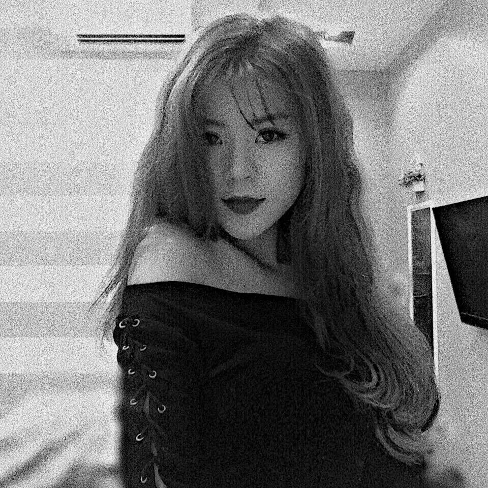 Phương Thảo là con gái cả trong gia đình có bố mẹ đều kinh doanh, do đó từ nhỏ, cô đã thừa hưởng được khả năng kinh doanh của gia đình.