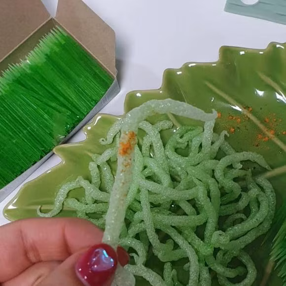 Sau khi đã được chiên phồng và vớt ra khỏi chảo, những chiếc tăm sẽ được rắc lên bột phô mai và các loại gia vị khác rồi thưởng thức.