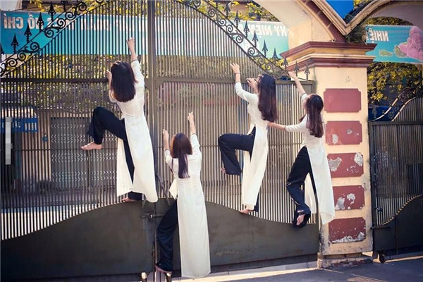 Sau khi đăng tải, câu chuyện của cô nàng học sinh đen đủi vì trèo tường trốn học nhanh chóng nhận được rất nhiều sự chú ý từ phía cộng đồng mạng.