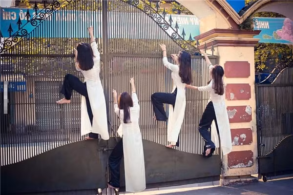 Sau khi đăng tải, câu chuyện của cô nàng học sinh đen đủi vì trèo tường trốn học nhanh chóng nhận được rất nhiều sự chú ý từ phía cộng đồng mạng.