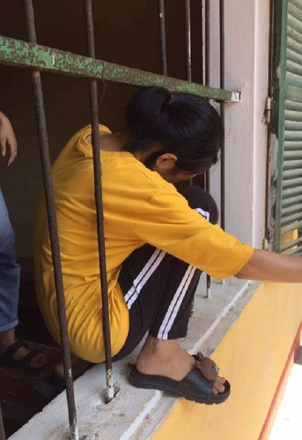 Trước đó, cộng đồng mạng từng chứng kiến không ít vụ vượt rào trốn học của các nữ sinh.