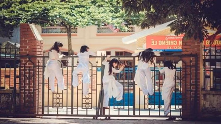 Nhưng có lẽ, lần sau cô nàng nên lưu ý chọn chỗ nào tường rào thấp, ít vật cản và tốt nhất là đừng nên mặc váy nữa hoặc nếu có thì cũng phải nhìn trước ngó sau cẩn thận rồi mới tìm chỗ "hạ cánh" an toàn.