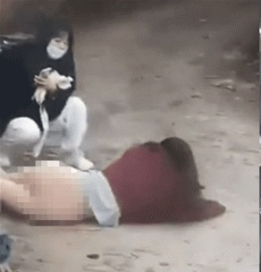 Vẫn theo công thức như thường lệ, trèo tường ra ngoài để bỏ học. Thế nhưng tới công đoạn cuối cùng là nhảy xuống thì nữ chính lại bất ngờ gặp phải sự cố.