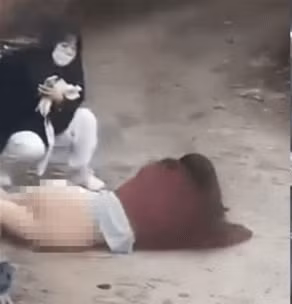 Vẫn theo công thức như thường lệ, trèo tường ra ngoài để bỏ học. Thế nhưng tới công đoạn cuối cùng là nhảy xuống thì nữ chính lại bất ngờ gặp phải sự cố.