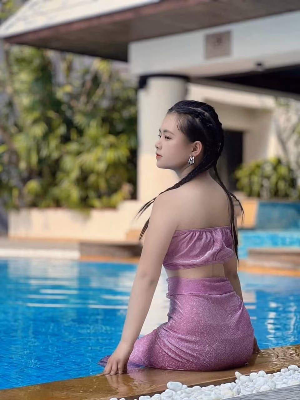 Cách ăn mặc, cử chỉ của Dua liên tiếp vướng phải những tranh cãi không đáng có. Trước phản ứng gay gắt từ dân tình, cô bé dân tộc đã nhanh chóng lên tiếng đáp trả.