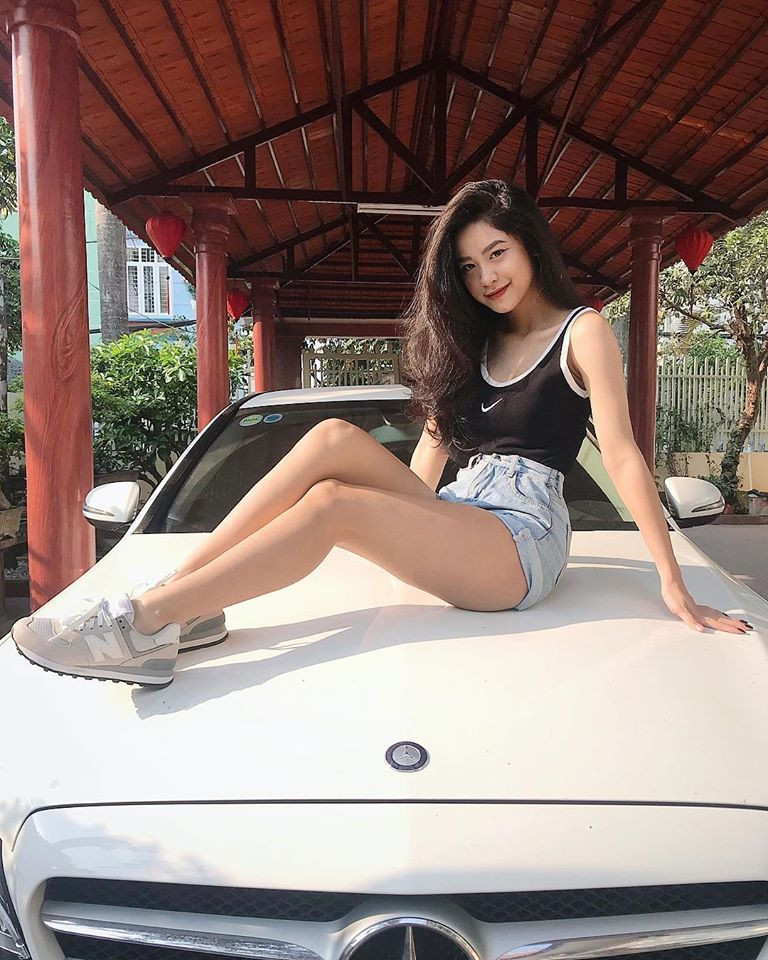 Hàn Hằng biết cách tận dụng triệt để sự nổi tiếng của mình, trên Instagram cá nhân, nàng hot girl dành nhiều vị trí cho những bài PR quảng cáo, đồng thời không quên đăng ảnh theo đuổi phong cách cá tính, check-in sang chảnh hay đi du lịch.