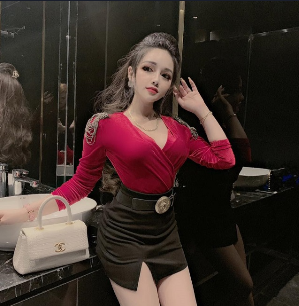 Tận dụng tối đa gương mặt xinh xắn cùng thân hình chuẩn, Tú Uyên xuất hiện khá nhiều trong các bộ ảnh thời trang với vai trò là người mẫu. Cô bạn luôn xinh đẹp và là tâm điểm chú ý mỗi khi xuất hiện mà không gói gọn ở bất kỳ phong cách nào.