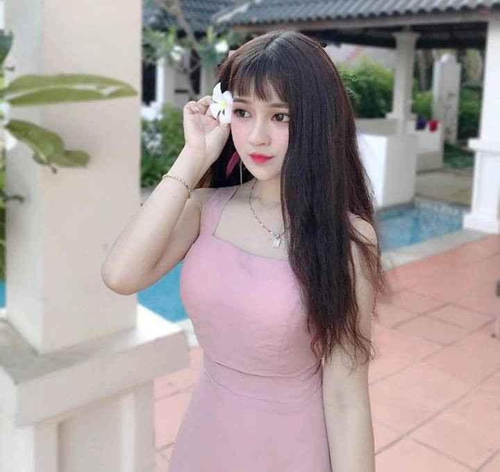 Không chỉ gây chú ý bởi vẻ ngoài, hot girl 2K tên Tú Uyên còn sở hữu giọng hát ấm áp giúp. Cô nàng từng đạt giải ba giai điệu tuổi hồng.