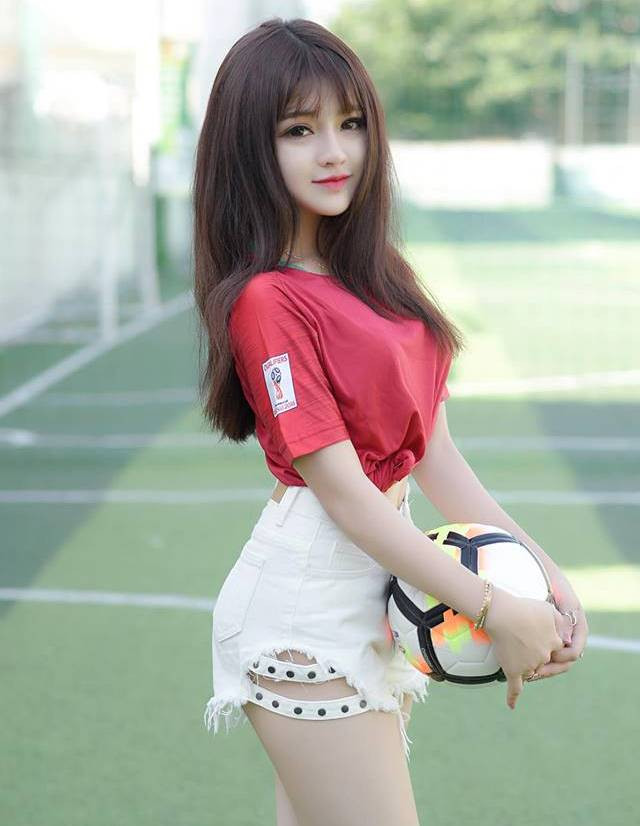 Tú Uyên cũng từng cho biết cô có sở thích nghe nhạc, chụp ảnh, đi du lịch tìm hiểu nền văn hóa các vùng miền đất nước và ấp ủ ước mơ diễn viên điện ảnh và biết đến.