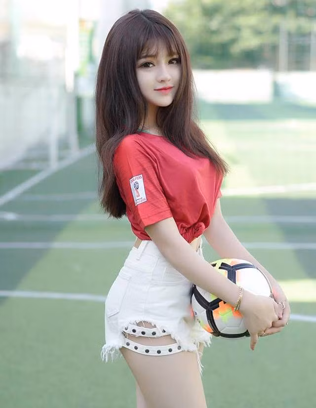 Tú Uyên cũng từng cho biết cô có sở thích nghe nhạc, chụp ảnh, đi du lịch tìm hiểu nền văn hóa các vùng miền đất nước và ấp ủ ước mơ diễn viên điện ảnh và biết đến.