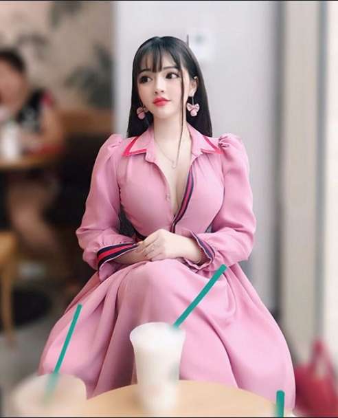 Nét mặt của Tú Uyên giống với búp bê khiến nhiều người đã phải thốt lên rằng "Thiên thần là có thật".